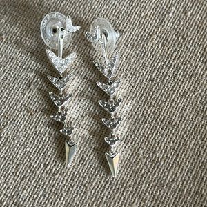 Stella & Dot  Arrow Drop earrings